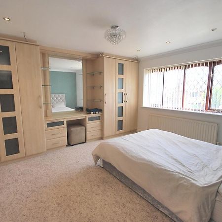 Entire And Exclusive Four Bed Detached Villa Lostock Zewnętrze zdjęcie