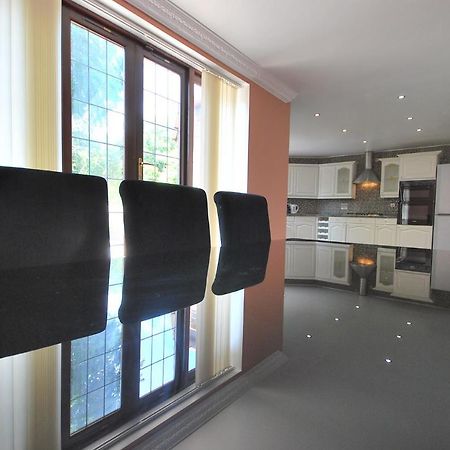 Entire And Exclusive Four Bed Detached Villa Lostock Zewnętrze zdjęcie