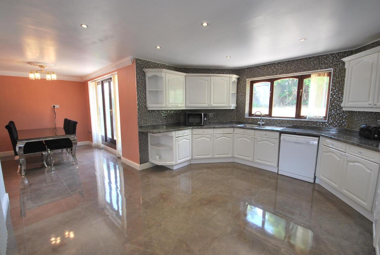 Entire And Exclusive Four Bed Detached Villa Lostock Zewnętrze zdjęcie