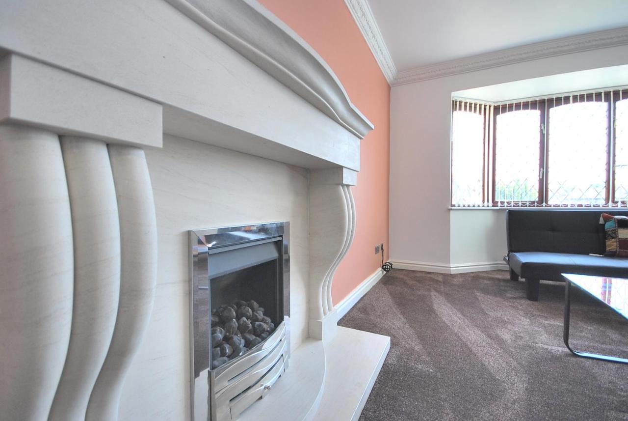 Entire And Exclusive Four Bed Detached Villa Lostock Zewnętrze zdjęcie
