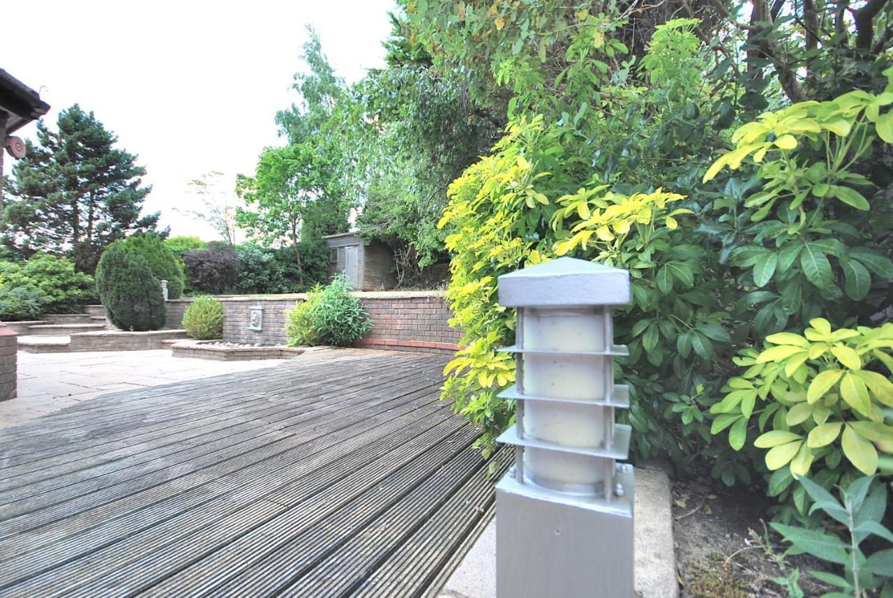 Entire And Exclusive Four Bed Detached Villa Lostock Zewnętrze zdjęcie