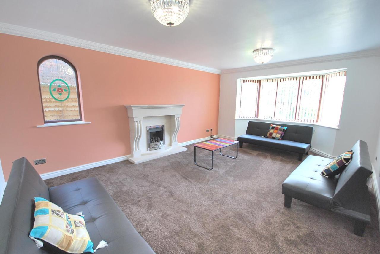 Entire And Exclusive Four Bed Detached Villa Lostock Zewnętrze zdjęcie