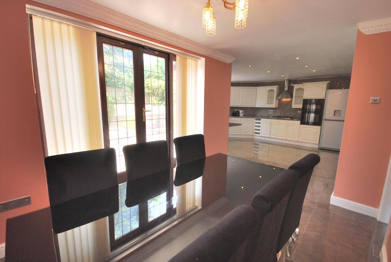 Entire And Exclusive Four Bed Detached Villa Lostock Zewnętrze zdjęcie