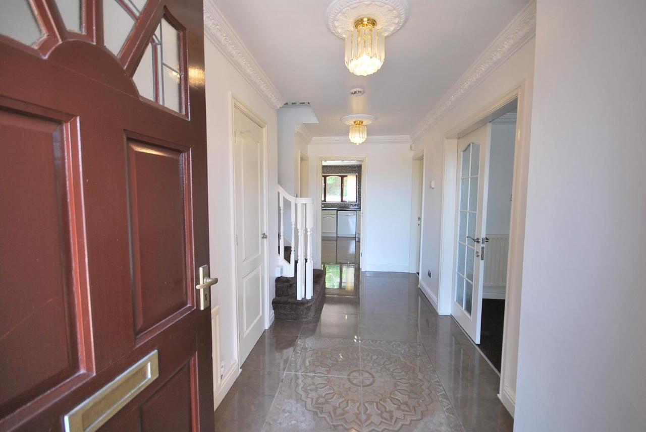 Entire And Exclusive Four Bed Detached Villa Lostock Zewnętrze zdjęcie