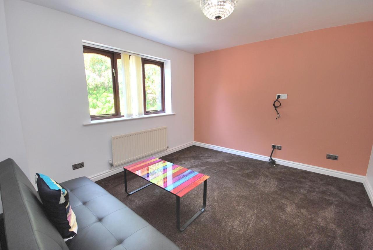 Entire And Exclusive Four Bed Detached Villa Lostock Zewnętrze zdjęcie