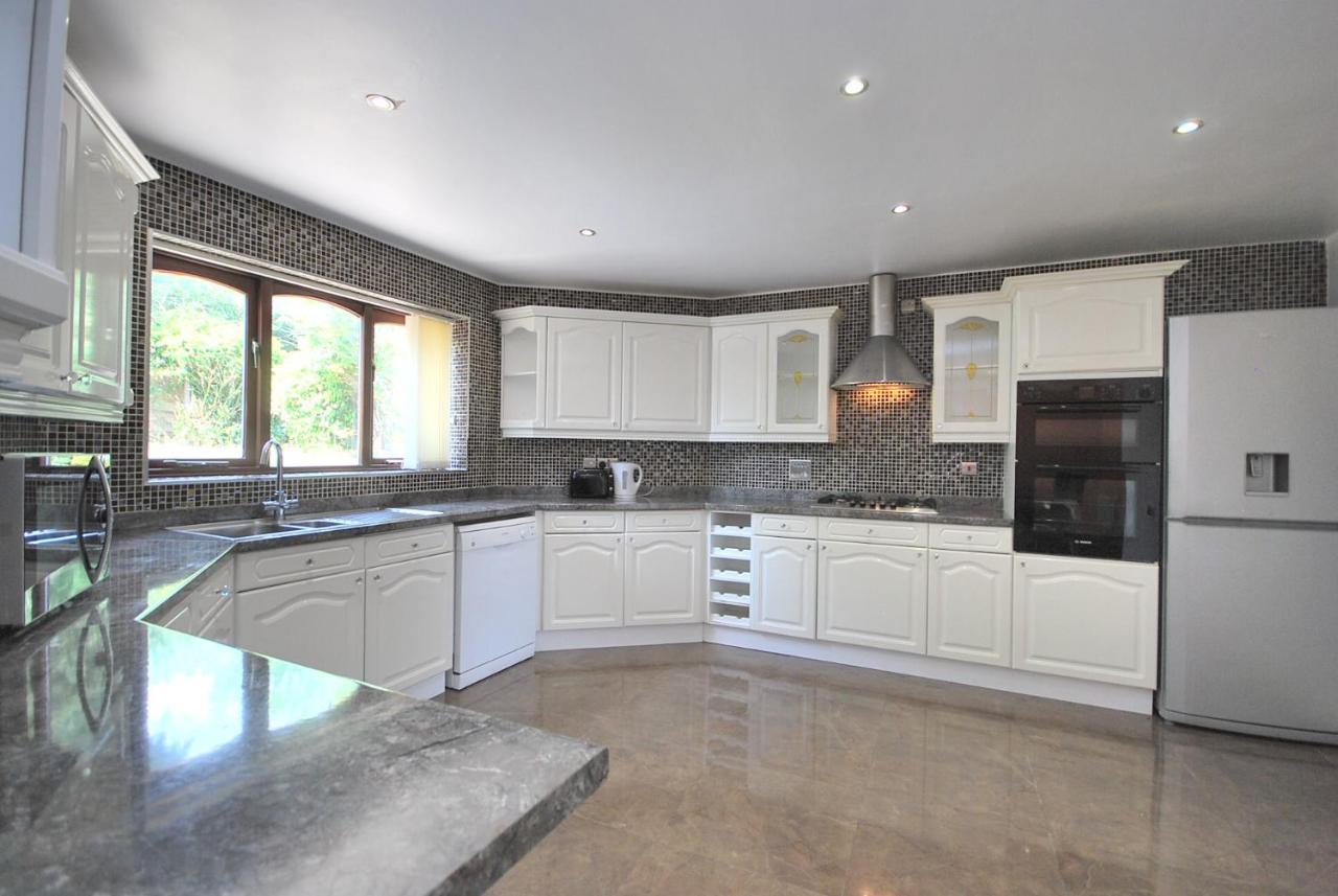 Entire And Exclusive Four Bed Detached Villa Lostock Zewnętrze zdjęcie