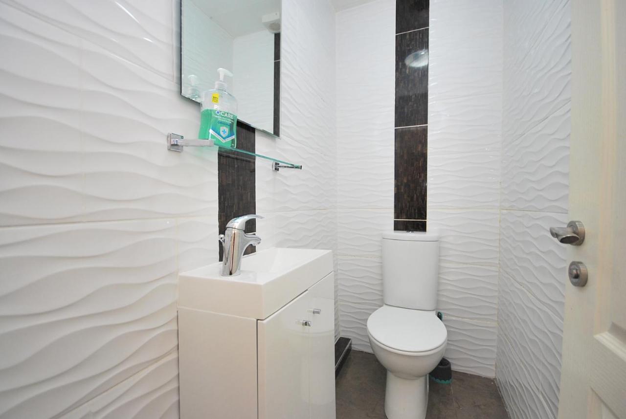 Entire And Exclusive Four Bed Detached Villa Lostock Zewnętrze zdjęcie