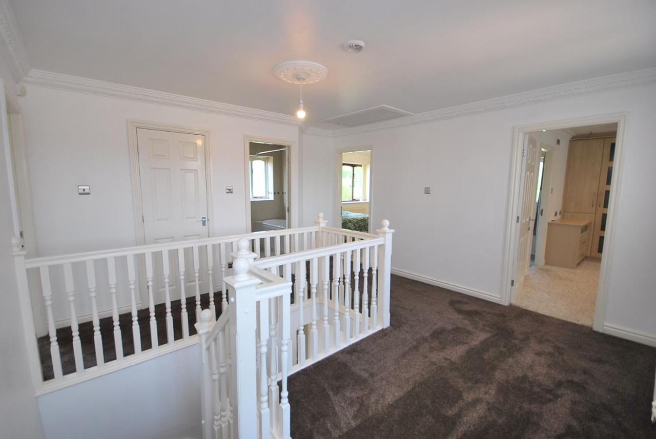 Entire And Exclusive Four Bed Detached Villa Lostock Zewnętrze zdjęcie