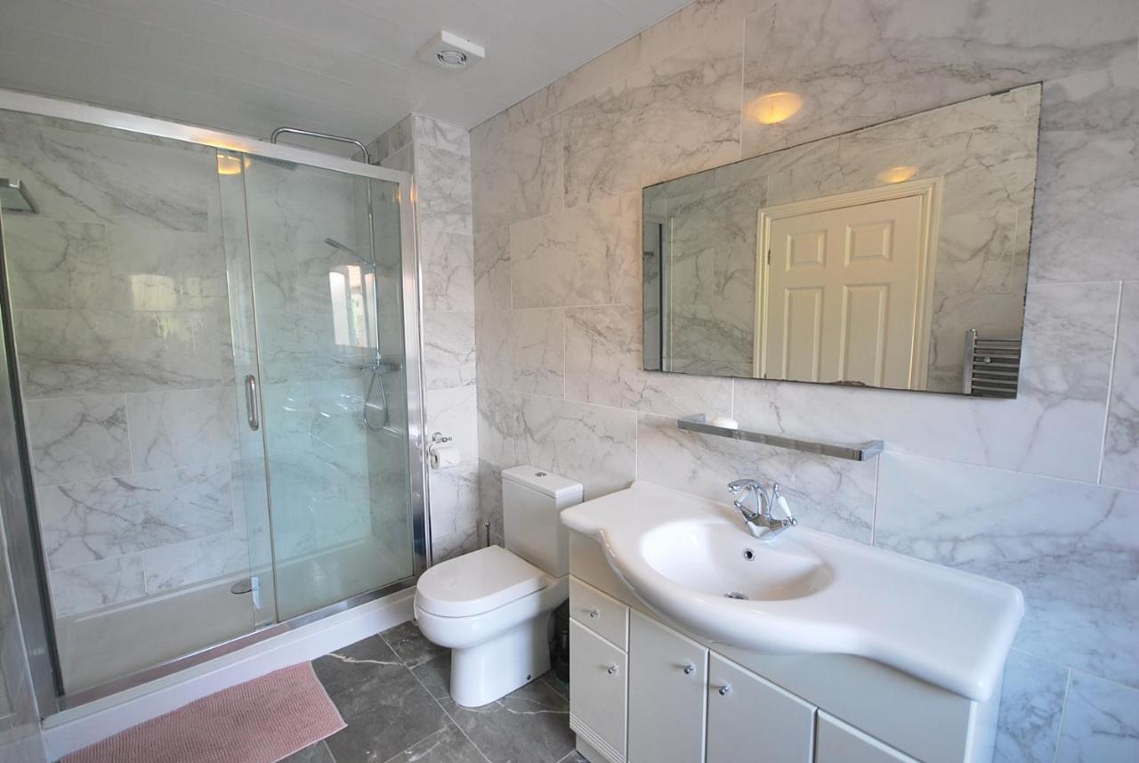 Entire And Exclusive Four Bed Detached Villa Lostock Zewnętrze zdjęcie