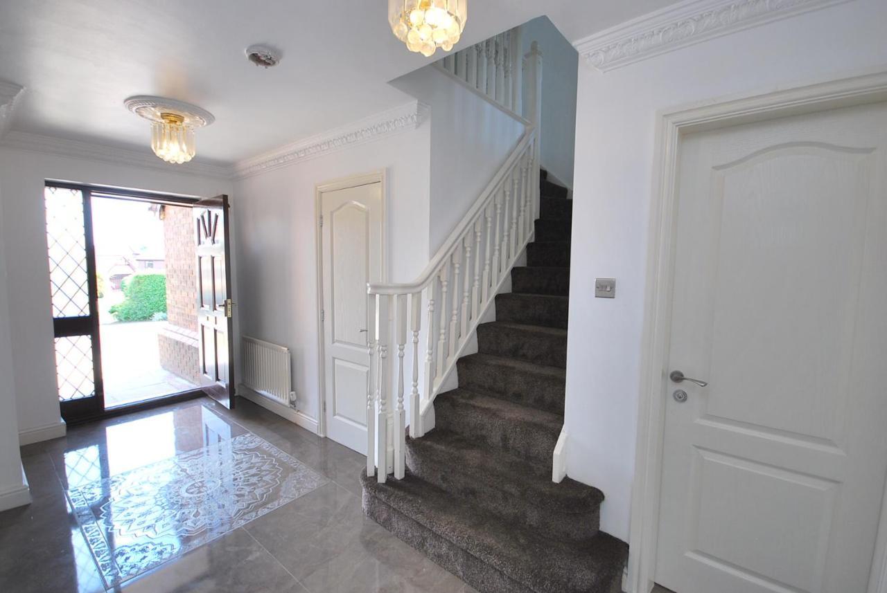 Entire And Exclusive Four Bed Detached Villa Lostock Zewnętrze zdjęcie